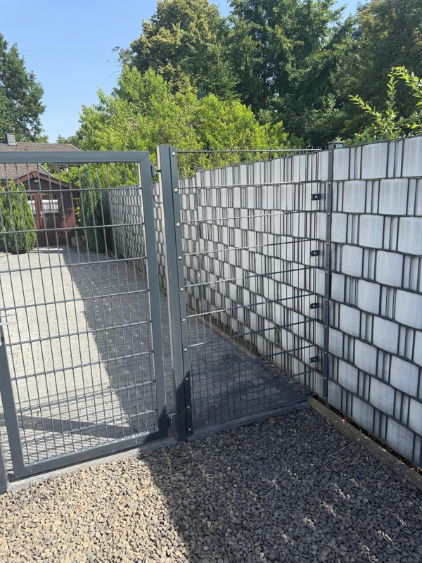 Sichtschutzstreifen im Doppelstabzaun entlang der Grundstücksgrenze