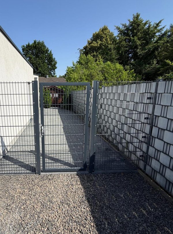 Zaunanlage mit Gartentür am Hausgiebel