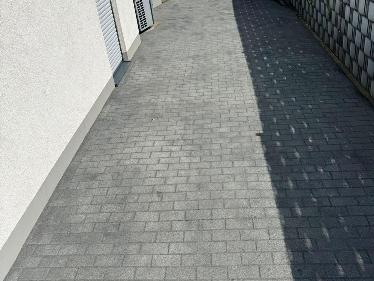 Neu gepflasterter Seitenstreifen mit Betonpflaster, Kundenprojekt in Hückelhoven