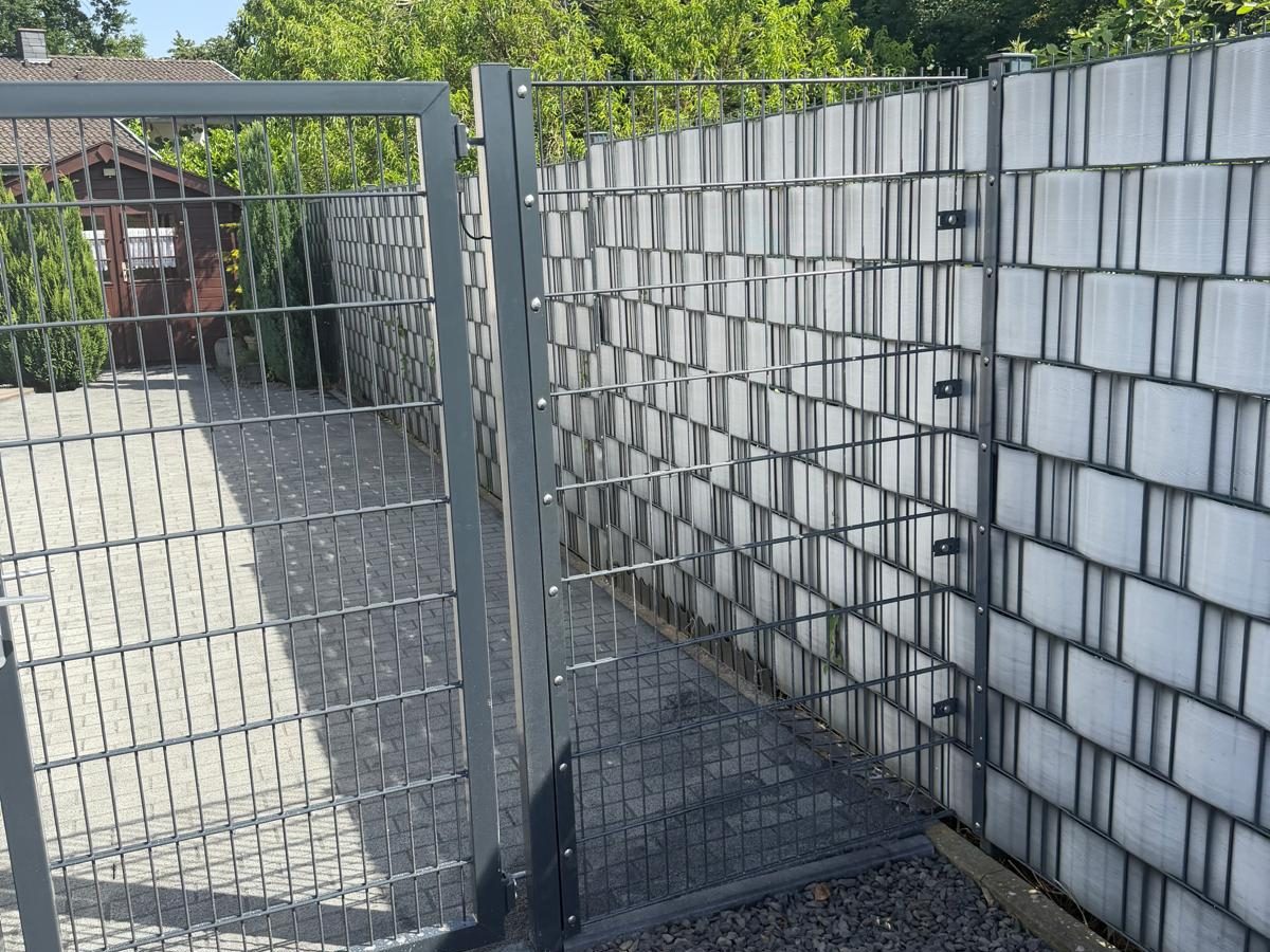 Sichtschutz und Zaun mit Schotterstreifen, pflegeleichte Grundstücksgrenze, Kundenprojekt in Hückelhoven